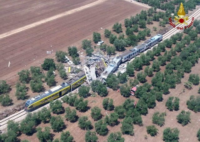 IT01 ROMA (ITALIA) 12/07/2016.- Fotografía facilitada por la Brigada de Bomberos italiana que muestra una vista desde el aire del lugar del accidente de dos trenes en una línea de vía única entre Ruvo di Puglia y Corato, al sur de Italia, hoy, 12 de julio de 2016. Un accidente de tren cuyas circunstancias aún se desconocen causó hoy al menos una decena de víctimas mortales y varias decenas de heridos, según medios locales, que indican que el suceso ocurrió en la región de Apulia (sur). Varias unidades de emergencia del cuerpo de bomberos y ambulancias están en la zona, un lugar situado entre las localidades de Andria y Corato, para socorrer a las víctimas de lo que al parecer consistió en un choque frontal entre dos convoyes. EFE/Brigada Bomberos Italia/ Handout SOLO USO EDITORIAL. PROHIBIDA SU VENTA