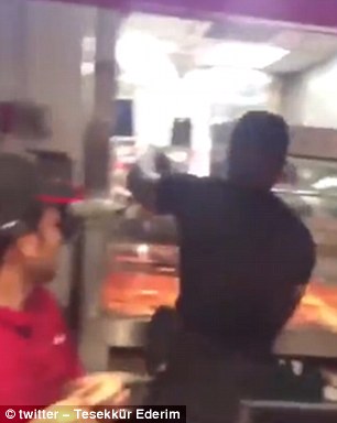 Saqueo en un KFC de Londres: se robaron todo el pollo frito (video)