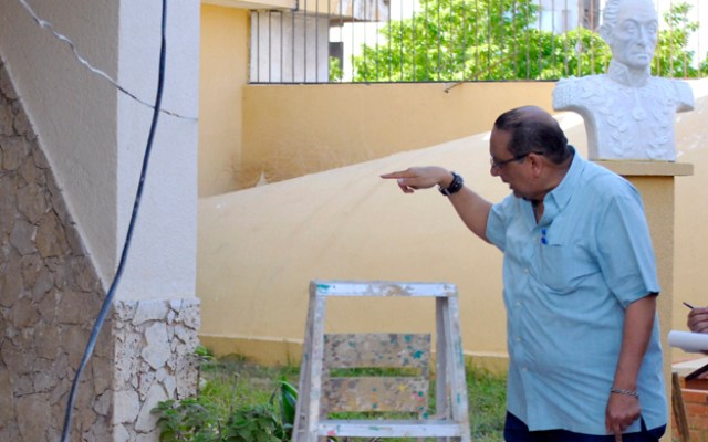  En la grafica Gualberto Mas y Rubi, presidente del Sindicato Unitario del Magisterio Zuliano (SUMA). El mismo denuncia que antisociales de la zona se meten en la sede del sindicato a robar los cables de la electricidad e insumos. Foto: La Verdad del Zulia