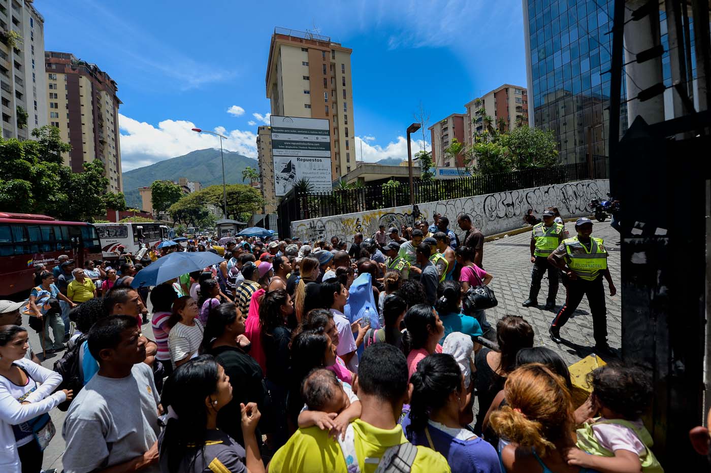 Colas vulneran el derecho a una vida digna