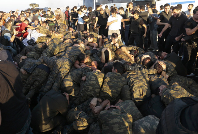 Surrendered Turkish soldiers who were involved in the coup are surrounded by people on Bosphorus bridge in Istanbul, Turkey, July 16, 2016. REUTERS/Stringer EDITORIAL USE ONLY. NO RESALES. NO ARCHIVES.