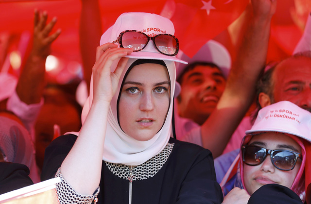 People wait for Turkish President Tayyip Erdogan to appear for a speech outside his residence in Istanbul, Turkey, July 16, 2016. REUTERS/Murad Sezer