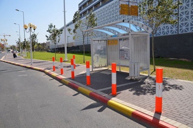 Protecciones contra ataques en una parada de autobús en Netanya. AYUNTAMIENTO DE NETANYA