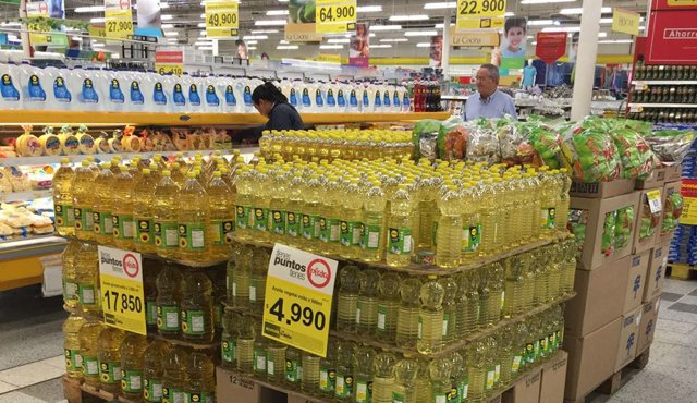 Aceite, huevos y leche, productos apetecidos por los venezolanos, se encuentran en promoción