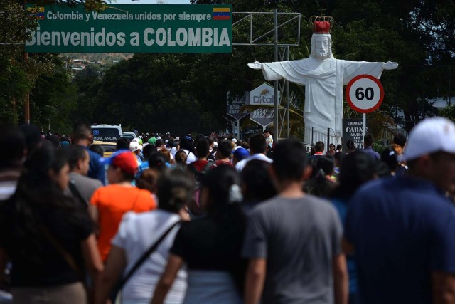 CAR08. SAN ANTONIO DEL TÁCHIRA (VENEZUELA), 17/07/2016.- Ciudadanos venezolanos cruzan hoy, domingo 17 de julio de 2016, el puente fronterizo Simón Bolívar hoy, domingo 17 de julio de 2016, en San Antonio del Táchira (Venezuela). Unos 35.000 venezolanos cruzaron a primera hora de hoy a Colombia a través de tres puentes internacionales para comprar víveres, artículos de primera necesidad y medicamentos, en una nueva jornada de apertura temporal en la frontera, informaron fuentes oficiales. EFE/Gabriel Barrero