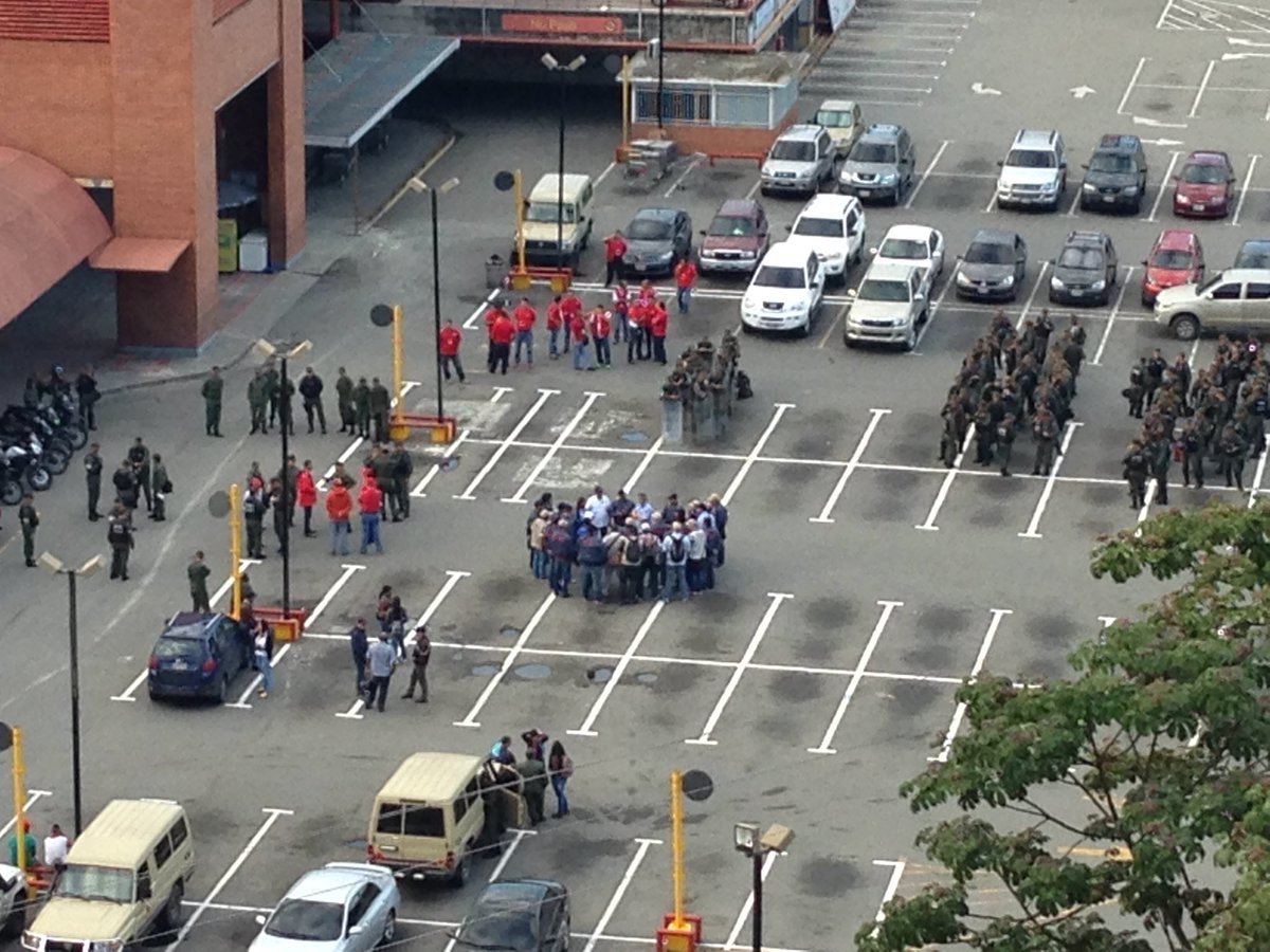 Reportan fuerte presencia militar en el abasto Bicentenario de Terrazas del Ávila #19Jul