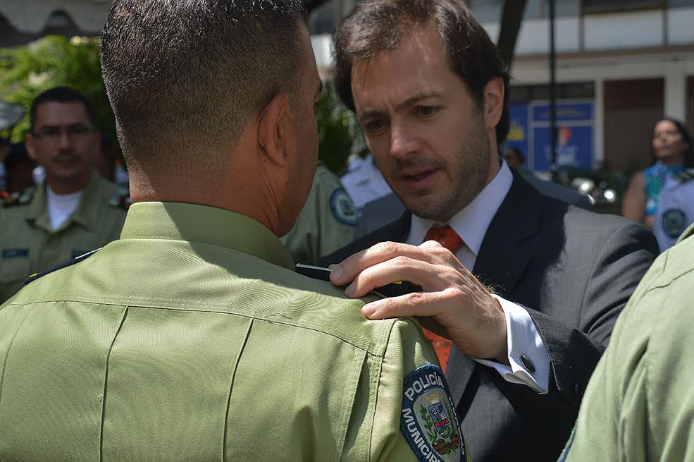 Ramón Muchacho encabezó ascensos de 83 efectivos de PoliChacao