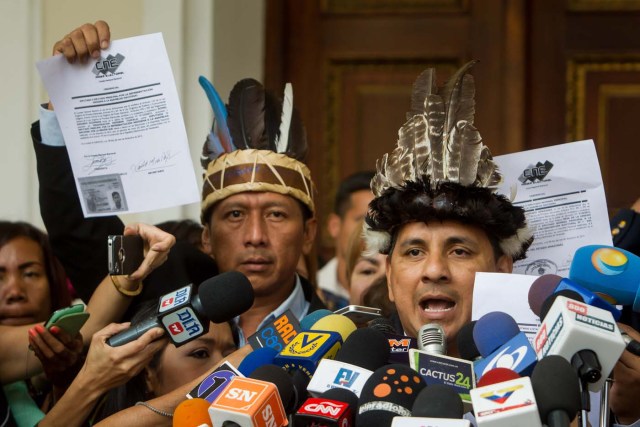 CAR09. CARACAS (VENEZUELA), 21/07/2016.- El diputado indígena Julio Ygarza (d) ofrece declaraciones a periodistas acompañado por su colega Romel Guzamana (c) en el Palacio Federal Legislativo de la Asamblea Nacional hoy, jueves 21 de julio de 2016, en la ciudad de Caracas (Venezuela). Los tres diputados indígenas de la oposición venezolana suspendidos por el Tribunal Supremo de Justicia (TSJ) solicitarán hoy la autorización para reincorporarse el próximo jueves al Parlamento, pese a la sentencia que se lo prohíbe y que puede conducir a que el Legislativo sea declarado en desacato. EFE/MIGUEL GUTIÉRREZ