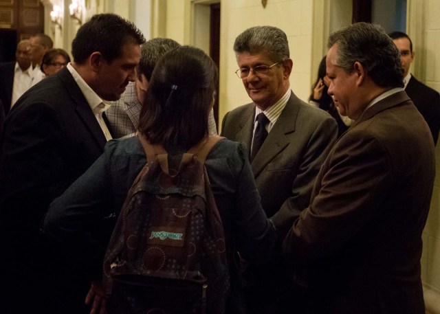 CAR11. CARACAS (VENEZUELA), 21/07/2016.- El presidente del Parlamento venezolano, el opositor Henry Ramos Allup (2-d), habla con un grupo de diputados en el Palacio Federal Legislativo de la Asamblea Nacional hoy, jueves 21 de julio de 2016, en la ciudad de Caracas (Venezuela). Ramos Allup aseguró hoy que la oposición decidirá el próximo fin de semana si aceptará participar en el diálogo con el Gobierno de Venezuela que impulsa la Unión de Naciones Suramericanas (Unasur). EFE/MIGUEL GUTIÉRREZ