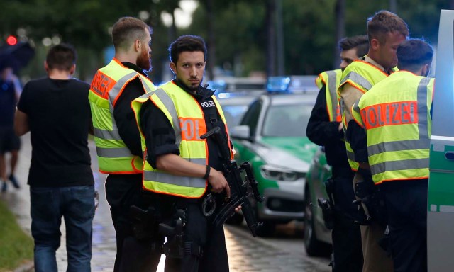 Police secure a street near to the scene of a shooting in Munich, Germany July 22, 2016. REUTERS/Michael Dalder