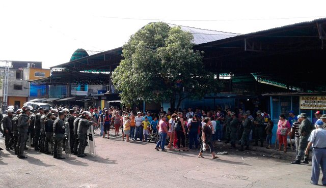 Militarizan mercados de La Fría y decomisan mercancía procedente de Colombia