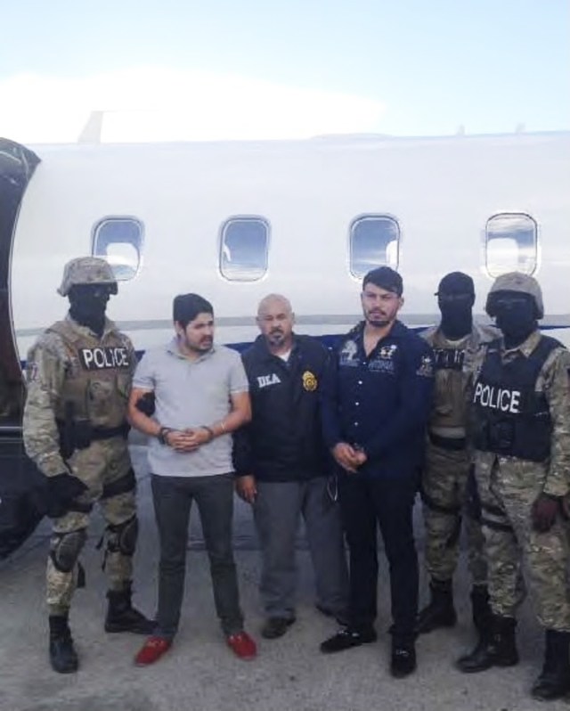 En la foto entregada por autoridades estadounidenses, Efraín Antonio Campo Flores (segundo desde la izquierda) y Franqui Fancisco Flores de Freitas figuran junto a agentes de la ley haitianos el 12 de noviembre de 2015 tras su arresto en Puerto Príncipe, Haiti.  Los sobrinos de la primera dama de Venezuela arrestados en noviembre y que enfrentan cargos de conspirar para importar cocaína a Estados Unidos confesaron a agentes estadounidenses estar involucrados en planes de narcotráfico, según registros judiciales. Cortesía de la Oficina del Fiscal de Manhattan/Handout via REUTERS