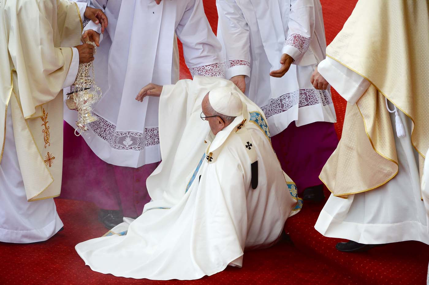 El Papa se cayó durante la misa en el santuario de Polonia (Fotos y video)