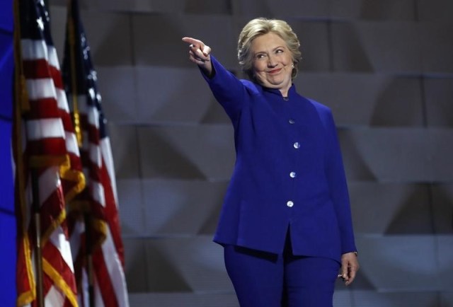 La candidata demócrata Hillary Clinton durante la tercera noche de la Convención Nacional Demócrata en Filadelfia, Estados Unidos. 27 de julio de 2016. En la Convención Nacional Demócrata de esta semana, donde Clinton aceptará formalmente la nominación presidencial del partido, la oposición a los acuerdos comerciales fue expresada de distintas formas por los delegados. REUTERS/Jim Young