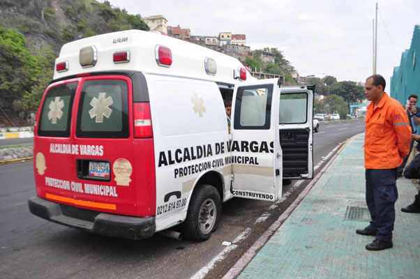 Se explotaron dos cauchos de una ambulancia en Vargas cuando trasladaba a pacientes