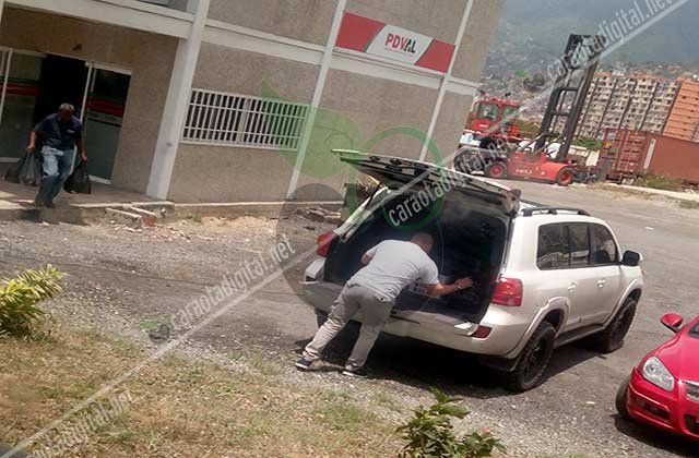 Foto: Caraota Digital/ Alex Cabrera aparecería en un vídeo en el estado Vargas adquiriendo alimentos por bultos en el Pdval