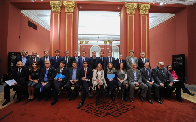 Fotografía cedida por la presidencia de Argentina de los ministros de Interior, Rogelio Frigerio (atrás, 8-i) y de Hacienda, Alfonso Prat Gay (atrás, 2-d) posando junto a los gobernadores provinciales hoy, martes 2 de agosto de 2016, en la Casa de Gobierno, en Buenos Aires (Argentina). El Gobierno argentino dará este año 37.126 millones de pesos (unos 2.466 millones de dólares) a las provincias en concepto de una devolución escalonada de la masa de impuestos coparticipables, informaron hoy fuentes oficiales. EFE/PRESIDENCIA DE ARGENTINA