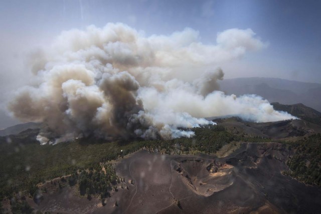 GRA318. SANTA CRUZ DE LA PALMA, 04/08/2016.- Fotografía aérea facilitada por el Gobierno de Canarias del incendio que se declaró ayer en la isla de La Palma y que afecta ya a entre 1.500 y 2.000 hectáreas de superficie. Unos 200 efectivos y ocho medios aéreos de distintas administraciones trabajan en la extinción del fuego. EFE