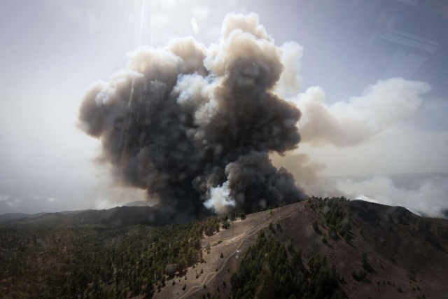 GRA319. SANTA CRUZ DE LA PALMA, 04/08/2016.- Fotografía aérea facilitada por el Gobierno de Canarias del incendio que se declaró ayer en la isla de La Palma y que afecta ya a entre 1.500 y 2.000 hectáreas de superficie. Unos 200 efectivos y ocho medios aéreos de distintas administraciones trabajan en la extinción del fuego. EFE