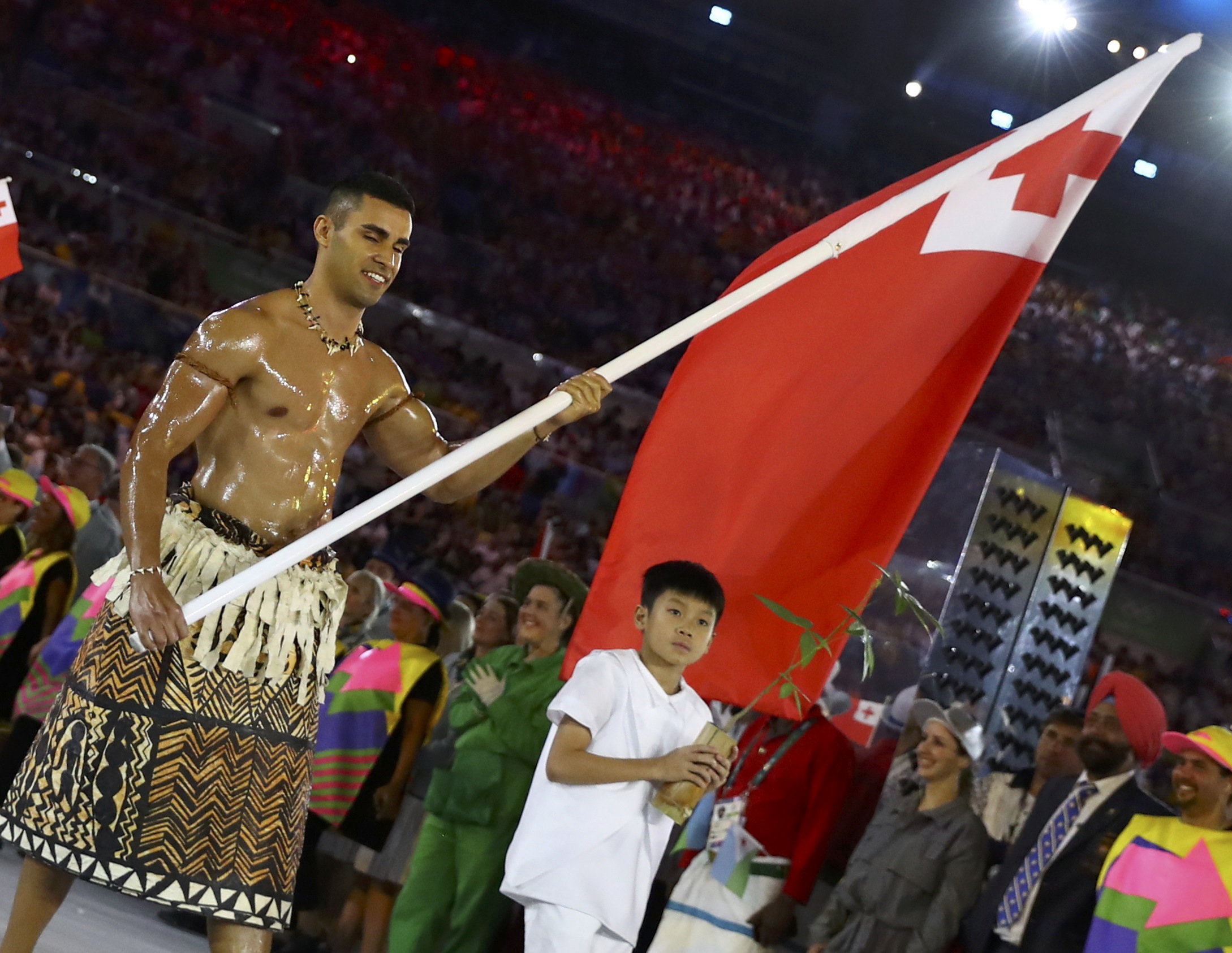 ¿Te gusta la melonga? Mira el abanderado de Tonga que tiene a las redes sociales excitadas (Foto)