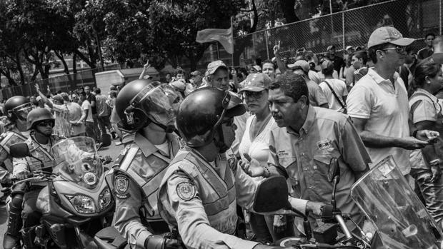  Un grupo de opositores se enfrenta a la Policía en una marcha antichavista en Caracas - ÁLVARO YBARRA ZAVALA 