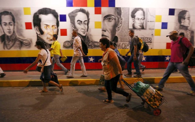 GRA066 CÚCUTA (COLOMBIA), 13/08/2016.- La frontera de Colombia y Venezuela, que permanecía cerrada desde hace casi un año, fue reabierta hoy al paso peatonal y miles de venezolanos pasaron a la ciudad de Cúcuta para comprar alimentos y medicinas. Horas antes de la apertura, que se produjo a las 05.00 hora colombiana (10.00 GMT) tal y como estaba previsto, miles de personas se reunieron en el lado venezolano del Puente Internacional Simón Bolívar, que une la localidad colombiana de Cúcuta y la venezolana de San Antonio del Táchira. EFE/MAURICIO DUEÑAS CASTAÑEDA