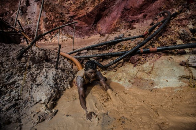 Los pozos llenos de agua de las minas son el caldo de cultivo perfecto para los mosquitos que transmiten la malaria a los mineros. Credit Meridith Kohut para The New York Times