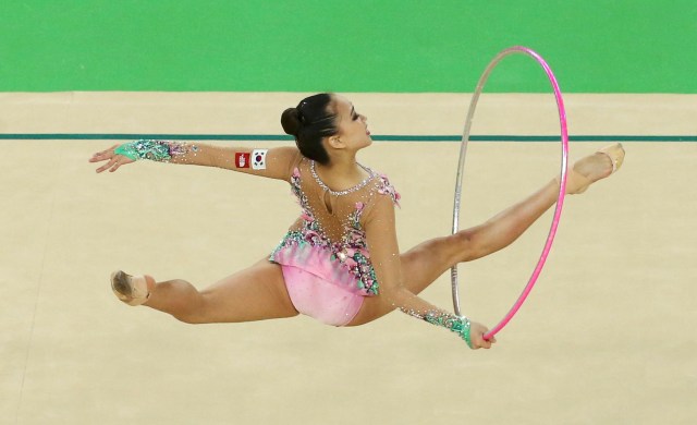 2016 Rio Olympics - Rhythmic Gymnastics - Preliminary - Individual All-Around Qualification - Rotation 2 - Rio Olympic Arena - Rio de Janeiro, Brazil - 19/08/2016. Son Yeon-Jae (KOR) of South Korea competes using the hoop. REUTERS/Ruben Sprich FOR EDITORIAL USE ONLY. NOT FOR SALE FOR MARKETING OR ADVERTISING CAMPAIGNS.