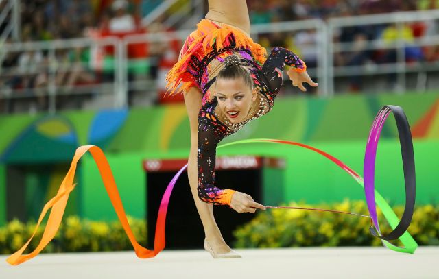 2016 Rio Olympics - Rhythmic Gymnastics - Preliminary - Individual All-Around Qualification - Rotation 4 - Rio Olympic Arena - Rio de Janeiro, Brazil - 19/08/2016. Melitina Staniouta (BLR) of Belarus competes using the ribbons. REUTERS/Mike Blake FOR EDITORIAL USE ONLY. NOT FOR SALE FOR MARKETING OR ADVERTISING CAMPAIGNS.