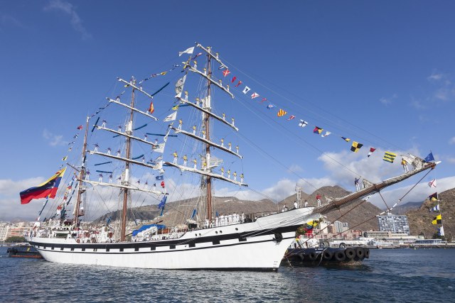 GRA134. SANTA CRUZ DE TENERIFE, 25/08/2016.- El buque escuela Simón Bolívar de la Armada Nacional Bolivariana de Venezuela atracó hoy en el puerto de Santa Cruz de Tenerife tras haber ganado en la "Tall Ships Races" -una de las mayores regatas de veleros del mundo- el oro en la categoría del velero más rápido. El buque, que no había visitado la isla desde 1999, estará cinco días en el puerto de Santa Cruz de Tenerife y el 30 de agosto partirá hacia la que será su última escala, la isla de Guadalupe, en México y luego se dirigirá a Venezuela, a la que según Meléndez, esperan llegar a principios de octubre. EFE/Ramón de la Rocha