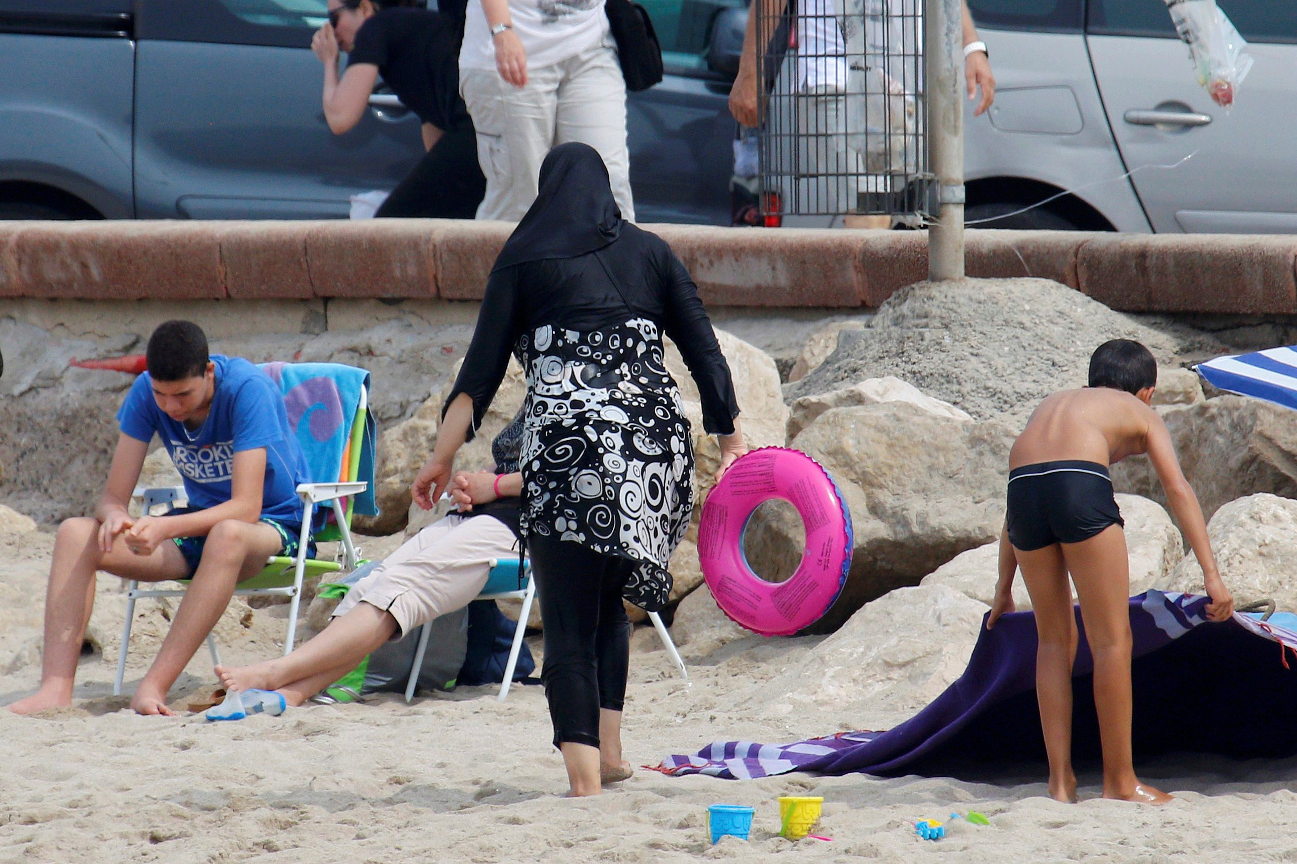 Corte francesa suspende la prohibición del burkini