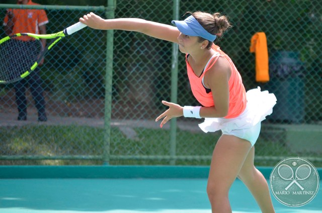 Luniuska Delgado sacando