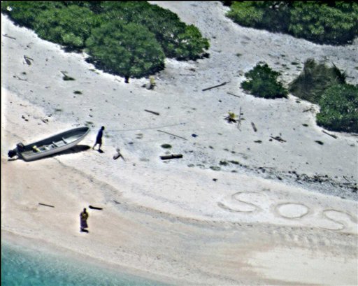 Rescatados dos marineros que escribieron “SOS” en una playa