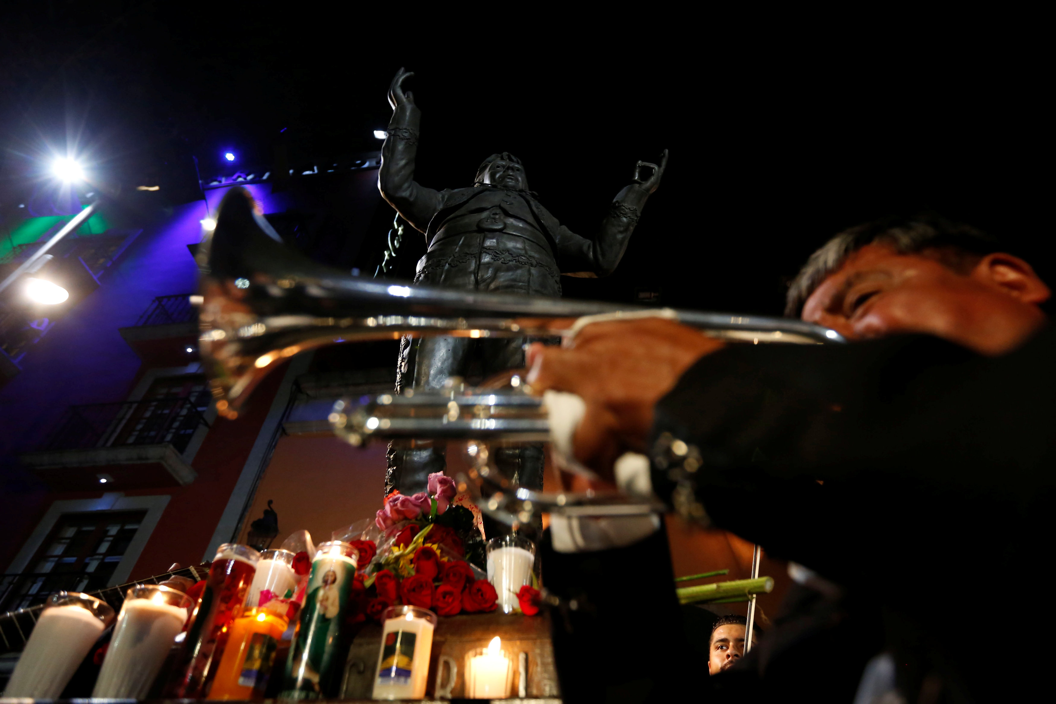 El luto se disfraza de fiesta, tequila y canciones de Juan Gabriel