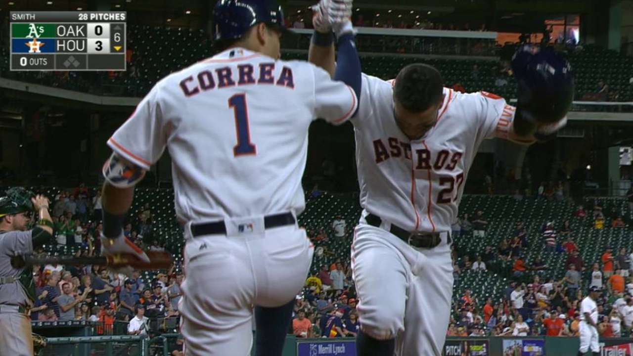 José Altuve jonroneó y Astros se acercan al comodín