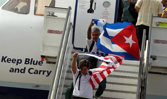 Un avión de la aerolínea estadounidense Jet Blue llega hoy, miércoles 31 de agosto de 2016, al aeropuerto Abel Santamaría de la ciudad de Santa Clara (Cuba), restableciendo así el servicio de vuelos regulares entre la isla y EE.UU., suspendido desde hace más de 50 años. El primer vuelo comercial regular entre Estados Unidos y Cuba desde 1961 aterrizó hoy en Santa Clara a las 10.57 hora local (14.57 GMT). EFE/Alejandro Ernesto