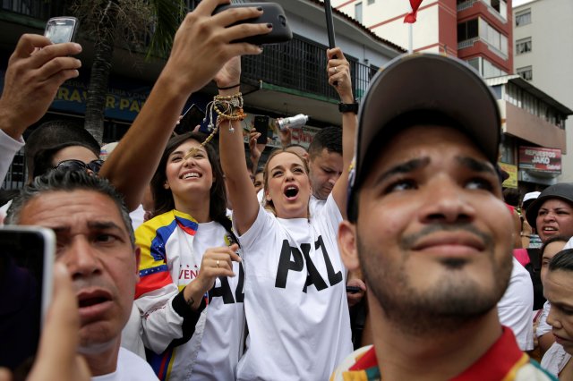 Lilian Tintori (C), wife of jailed Venezuelan opposition leader Leopoldo Lopez takes part in a rally to demand a referendum to remove President Nicolas Maduro in Caracas, Venezuela, September 1, 2016. REUTERS/Marco Bello