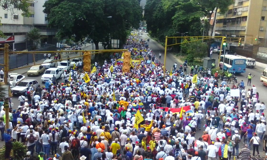 La avenida O’Higgins se llena para exigir el revocatorio este #1S