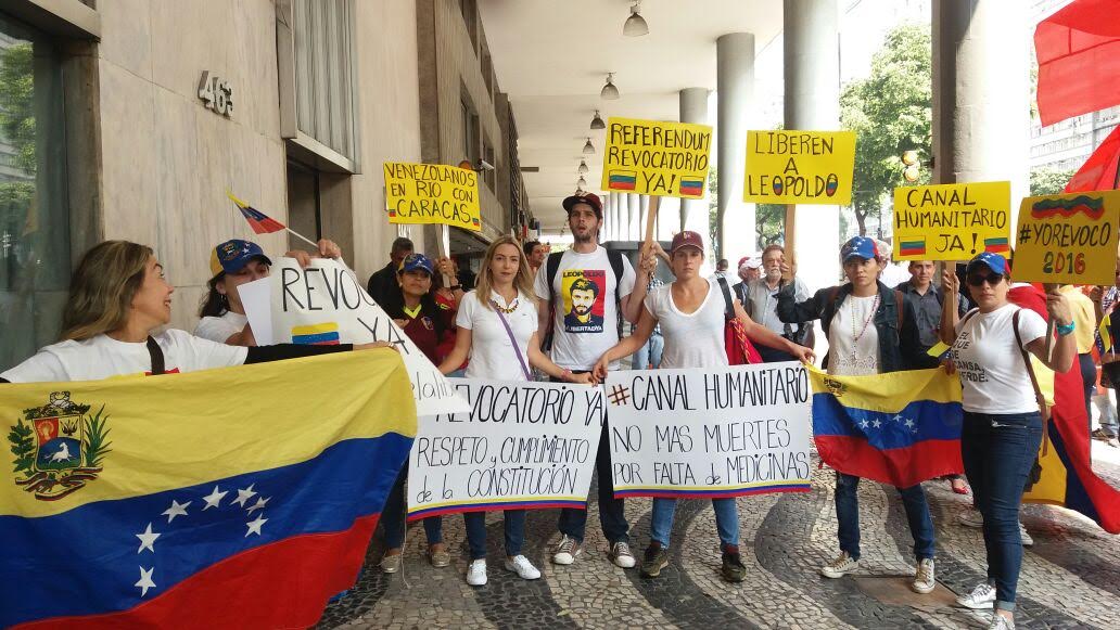 Venezolanos fueron agredidos frente al Consulado en Brasil por exigir Revocatorio (Fotos)