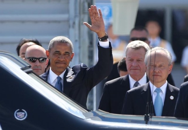 Estados Unidos se ha unido a China para ratificar formalmente el acuerdo de París para reducir las emisiones de calentamiento climático, las dos economías más grandes del mundo dijeron el sábado, lo que podría ayudar a implementar el pacto a finales de este año. En la imagen, el presidente de EEUU Barack Obama llega a Hangzhou, China, el 3 de septiembre de 2016. REUTERS/Damir Sagolj