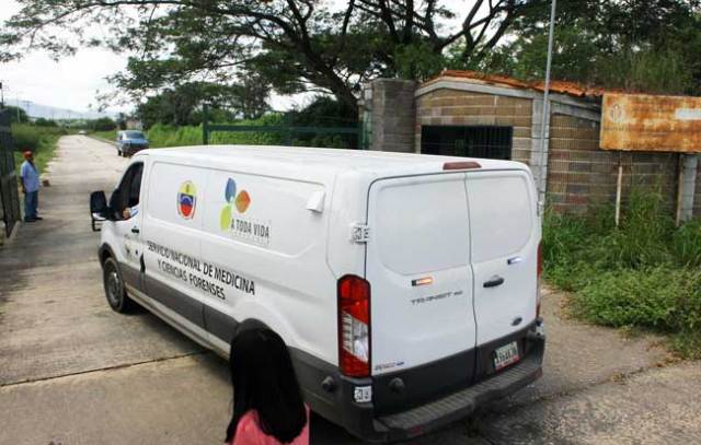 Camionetas del cuerpo forense de investigaciones entran a La Mariposa a retirar cadáveres. (Foto Rafael Freites)