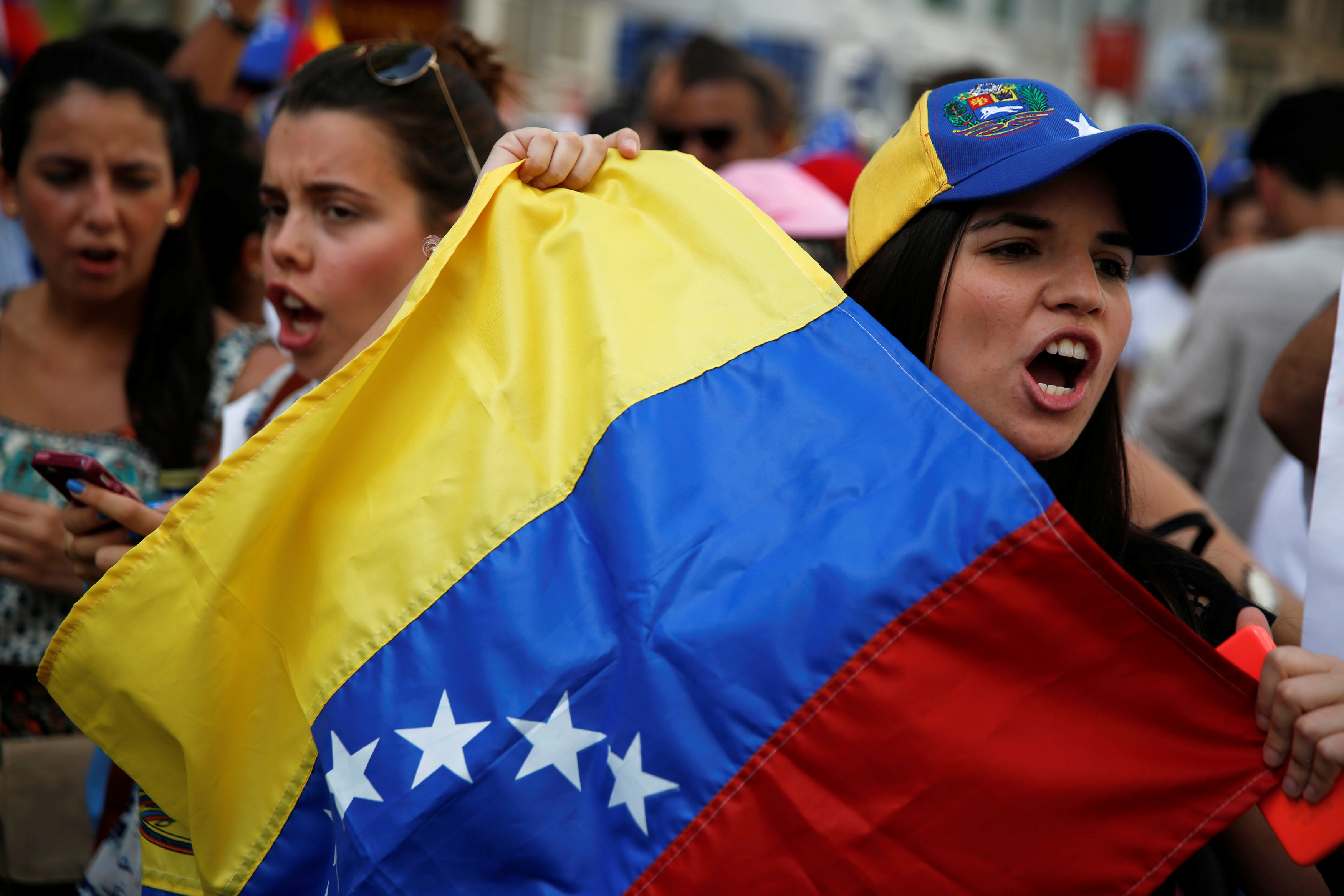 Mujeres venezolanas fundan una asociación en Francia para ayudar a su país