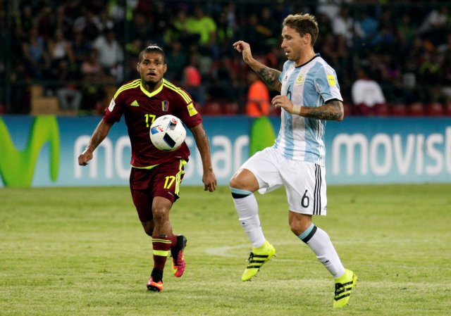 Football Soccer - World Cup 2018 Qualifiers - Argentina v Venezuela - Metropolitano Stadium, Merida, Venezuela - 06/09/16 - Argentina's Lucas Biglia (R) drives the ball next to Venezuela's Josef Martinez. REUTERS/Marco Bello