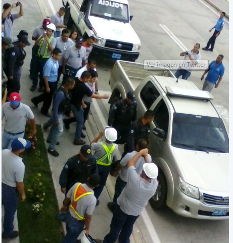 El momento en que se llevan detenida a gerente de Alimentos Polar en Yaracuy (FOTO)