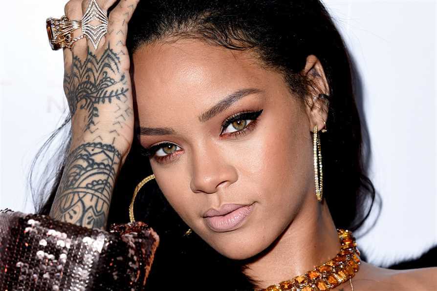 Rihanna en medio de una polémica por su foto provocativa con la imagen del dios hindú Ganesha