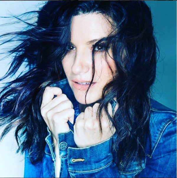 Laura Pausini estrena video donde aparece completamente desnuda y !sorprende a sus seguidores!