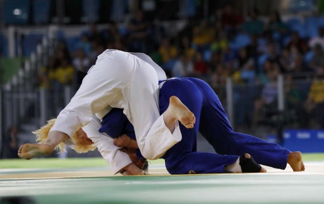 2016 Rio Paralympics - Judo - Final  - Women's 70 kg Bronze Medal Final A - Carioca Arena 3 - Rio de Janeiro, Brazil - 10/09/2016. Naomi Soazo (R) of Venezuela competes with Lucija Breskovic of Croatia. REUTERS/Carlos Garcia Rawlins  FOR EDITORIAL USE ONLY. NOT FOR SALE FOR MARKETING OR ADVERTISING CAMPAIGNS.