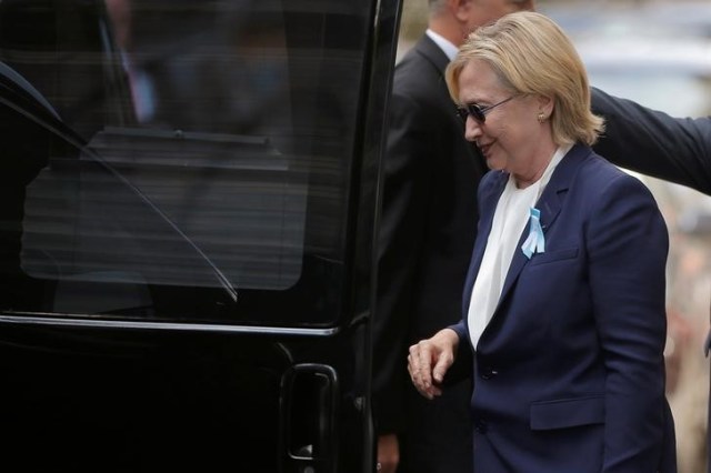 La candidata demócrata a la Casa Blanca, Hillary Clinton, sube a su auto afuera de la casa de su hija Chelsea, en Nueva York. 11 de septiembre de 2016. La neumonía diagnosticada a Hillary Clinton ha planteado cierta incertidumbre sobre su salud en las semanas finales de la campaña por la presidencia de Estados Unidos y podría avivar las interrogantes planteadas por su rival Donald Trump sobre la fortaleza física de la candidata demócrata. REUTERS/Brian Snyder