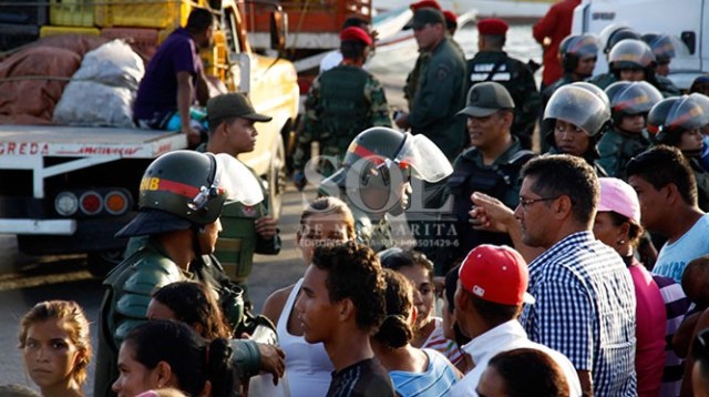 Las madres y esposas de los reclusos no saben adónde los llevaron. / Foto: YULIANNYS GONZÁLEZ