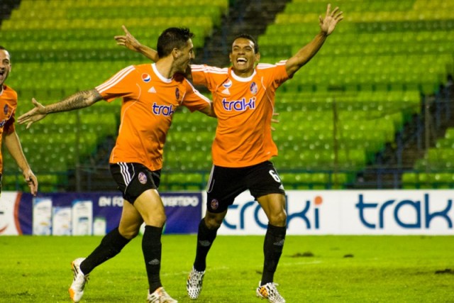 El jugador Arquímedes Figuera (D) celebra un tanto de su equipo. Foto: Prensa Deportivo La Guaira